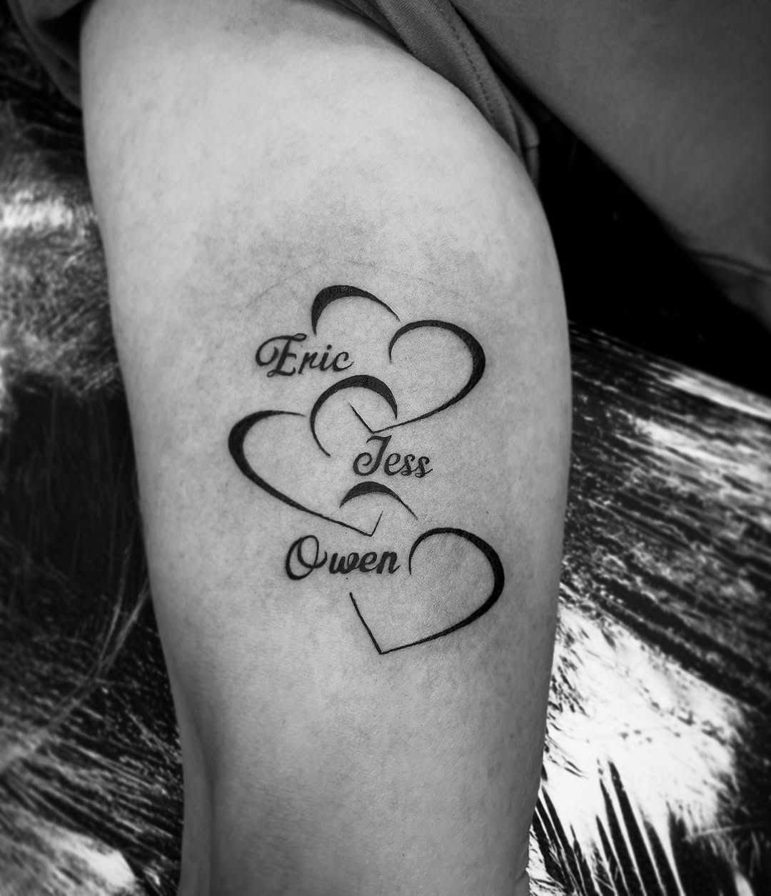 Fine Line script and hearts done for @janetflynn385 
💗💗
::::::::::::::::
#script #names #nametattoos #hearttattoo #fineline