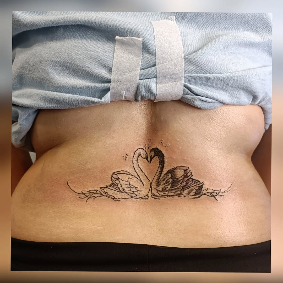 Today's project: this gorgeous swan 🦢 design on the incredible @hannahmmchugh, who's been a total pro getting her back tattooed! Looking forward to our next catch-up. Ink used was @rawtattoosupplies #swantattoo #linetattoodesign #backtattoo #tattoo #letterkenny