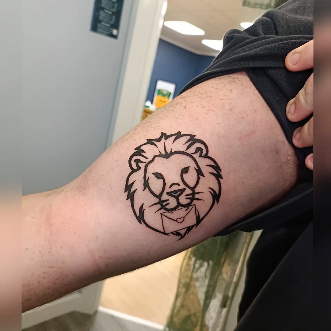 Killing it on a busy Saturday! Six tattoos for @notreallywil, all the way from Australia 🦘 huge thanks for trusting me with your custom designs and for the great conversations All inked used is @rawtattoosupplies #finelinetattoo #patchworktattoo #colouttattoo #customtattoo #blackandgraytattoos