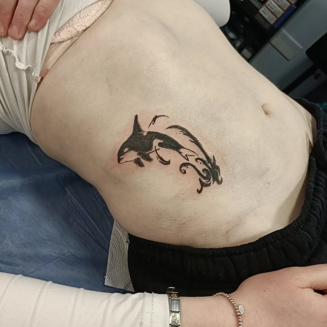 Aoife getting her very first tattoo 🙈 girly a beautiful spot for her killer whale 🐳 tattoo All inks used are from @rawtattoosupplies #whaletatto #ʙʟᴀᴄᴋᴡᴏʀᴋᴛᴀᴛᴛᴏᴏ #letterkenny #firsttattoo #sidetattoo