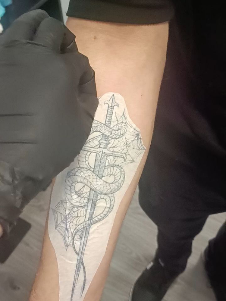 Busy day in the shop today 😊 just finished this dagger and snake with spider web combo for @oskaras_butvinskas his first tattoo! Sat like a champ, what an honor to work on this custom design. Looking forward to more big tattoos 💗❤️💗❤️!
All colours from @rawtattoosupplies #snaketattoo #blackandgra