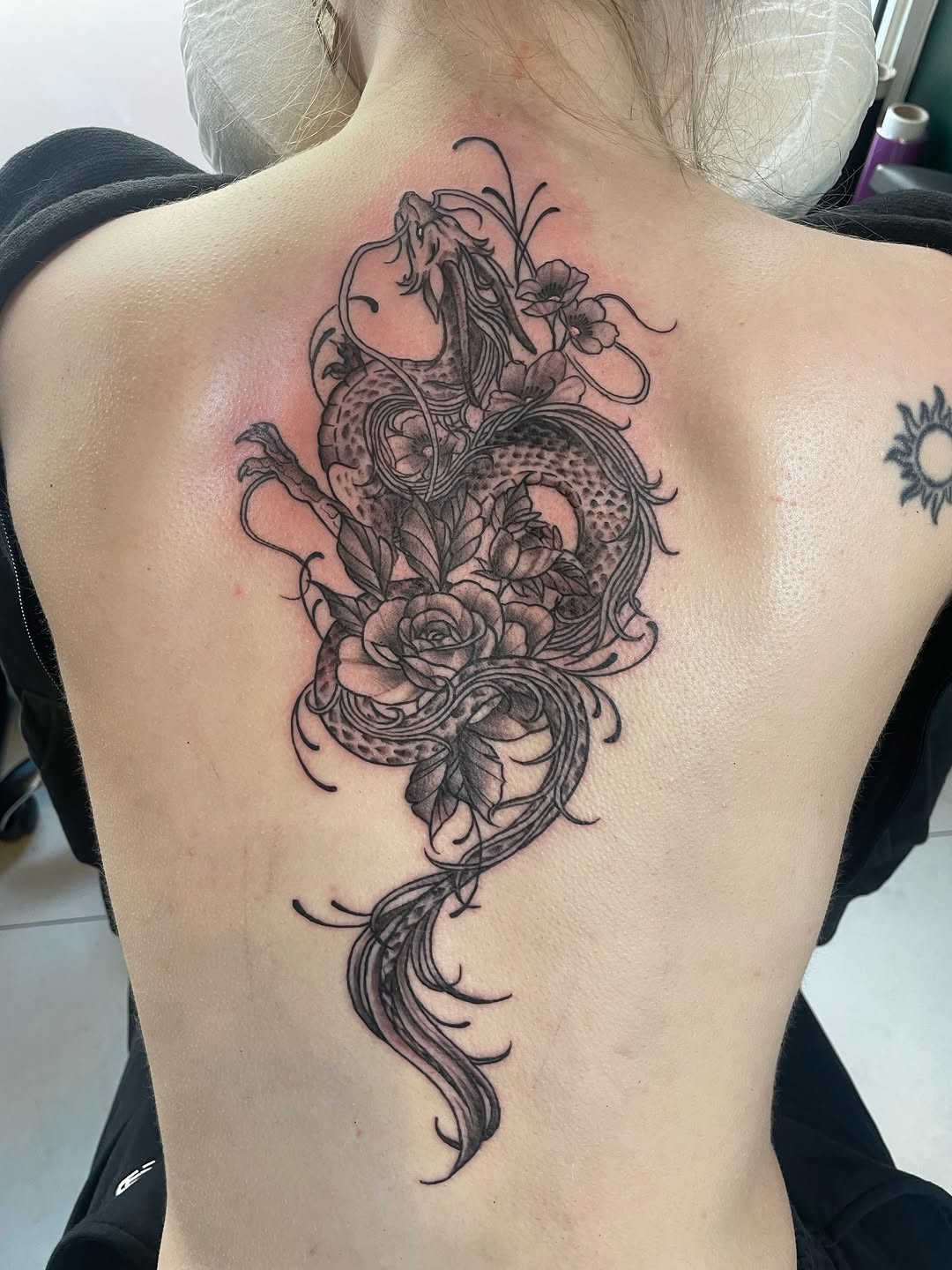 • dragon • Back again with another dragon! I love doing these they always look so pretty 🥹 Had a great time with this one. First big piece for Allannah, thank you for sitting like a champ! I’m looking forward to seeing it healed 🤩🐉 If you’d like something similar or have your own idea for a p