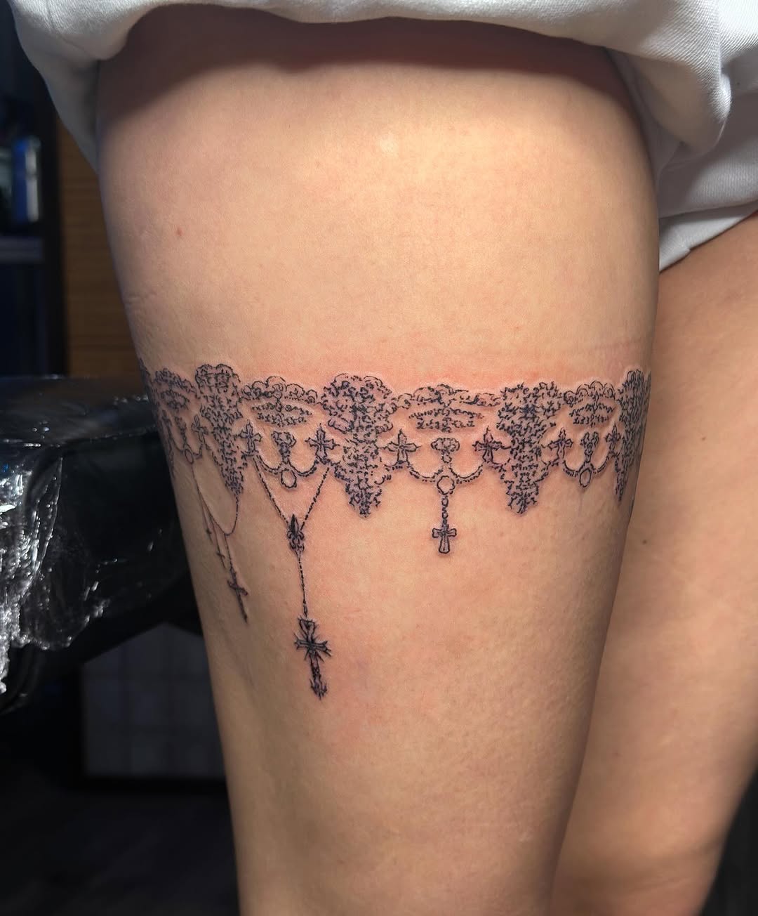 Thigh band! 🪡

.
.
.
.
.
.
.
.
.
.
.
.
#tattoo #tattooartist #tattoodublin #blacktattoo #contemporarytattooing #blacklines #boldtattoo #contemporarytattoo #tattoos #btattooing #lineworktattoo #inspirationtattoo #colortattoo #dublintattoo #dublin #ireland #flashtattoo #fineline #colourtattoo