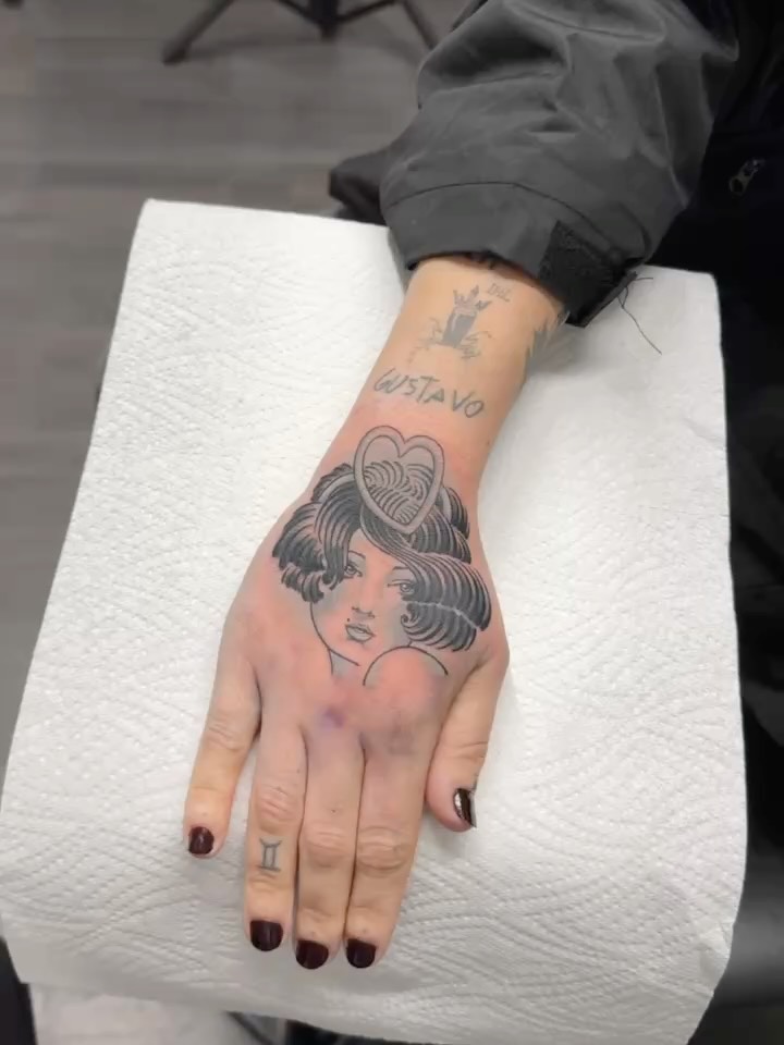 Cover up for Victoria! Super fun to figure out a cool design for this kind of work 😎 If you want your old tattoo fixed or covered by me send a DM or contact the shop
