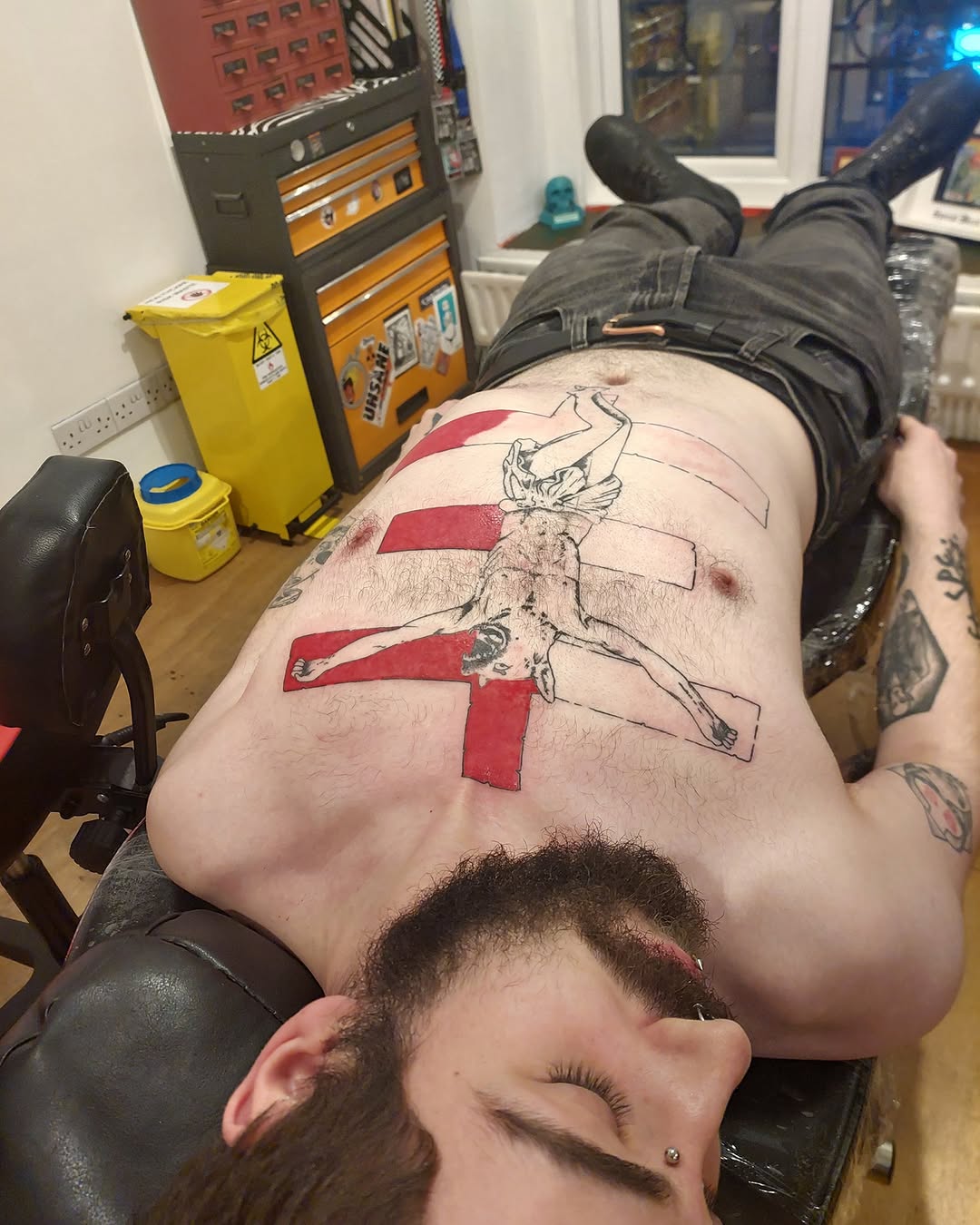 At last..got to do this...on the amazing@jamiehog04 ....amazing artwork by@val.denham.the.artist .will finish in a few weeks just before we close our doors....what a high note to go out on😃 #psychictv #ptv3 #genesisporridge #alicegennese #edleyodowd #losethisskin