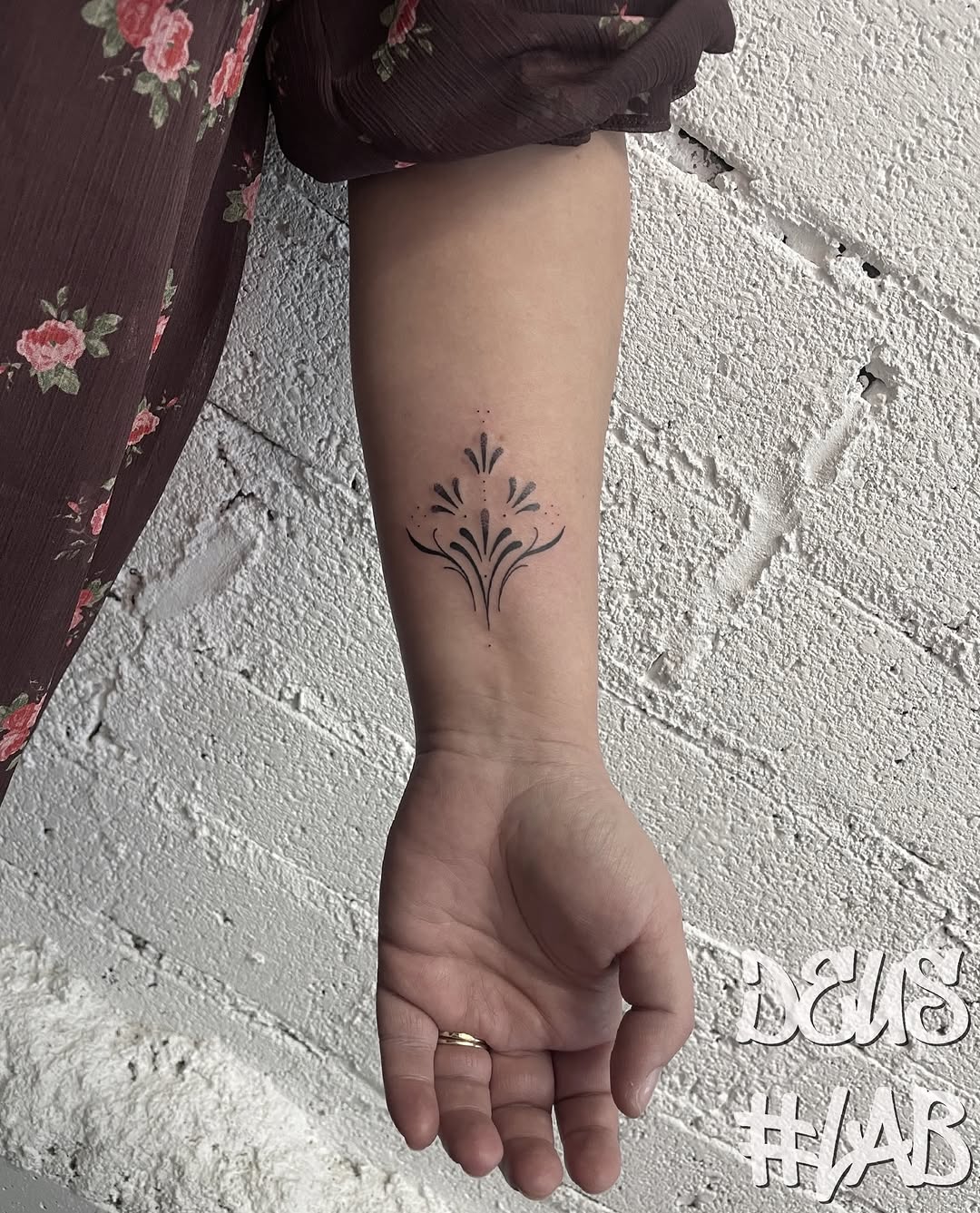 I promised my next post would be a tattoo, and I didn’t lie 😎 A delicate ornamental piece just above the wrist.
simple, elegant, and clean. #ornamentaltattoo #kilkenny #tattoo #ireland #ornamental