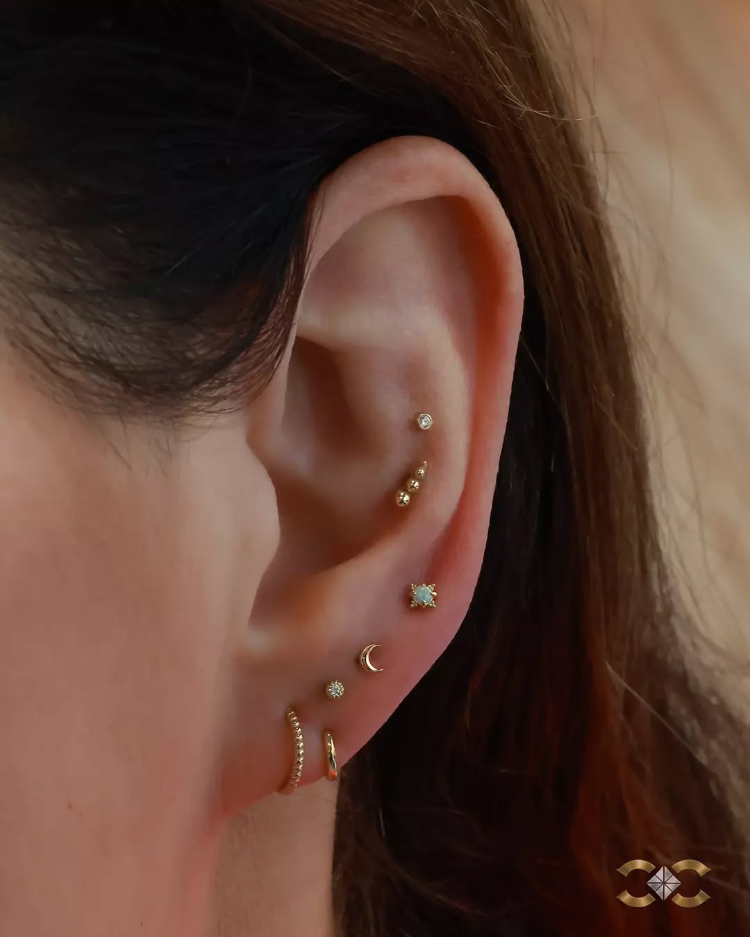 Delicate gold, subtle sparkle, and jewellery that feels effortless to wear.
An ear designed to stay beautiful every day.

✨Comment 'LINK' to receive the jewellery links and prices in your DMs✨
(You must follow our page in order to receive DMs from us)

#CuratedEar #LuxuryPiercing #DublinBusiness #Fi