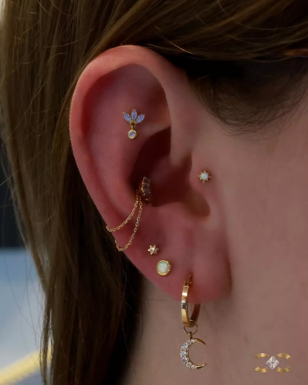 Delicate chains, celestial motifs, and warm yellow gold throughout.
Every piece placed to keep the ear feeling balanced.

✨Comment 'LINK' to receive the jewellery links and prices in your DMs✨
(You must follow our page in order to receive DMs from us)

#EarCuration #PiercingDublin #GoldJewellery

Fi
