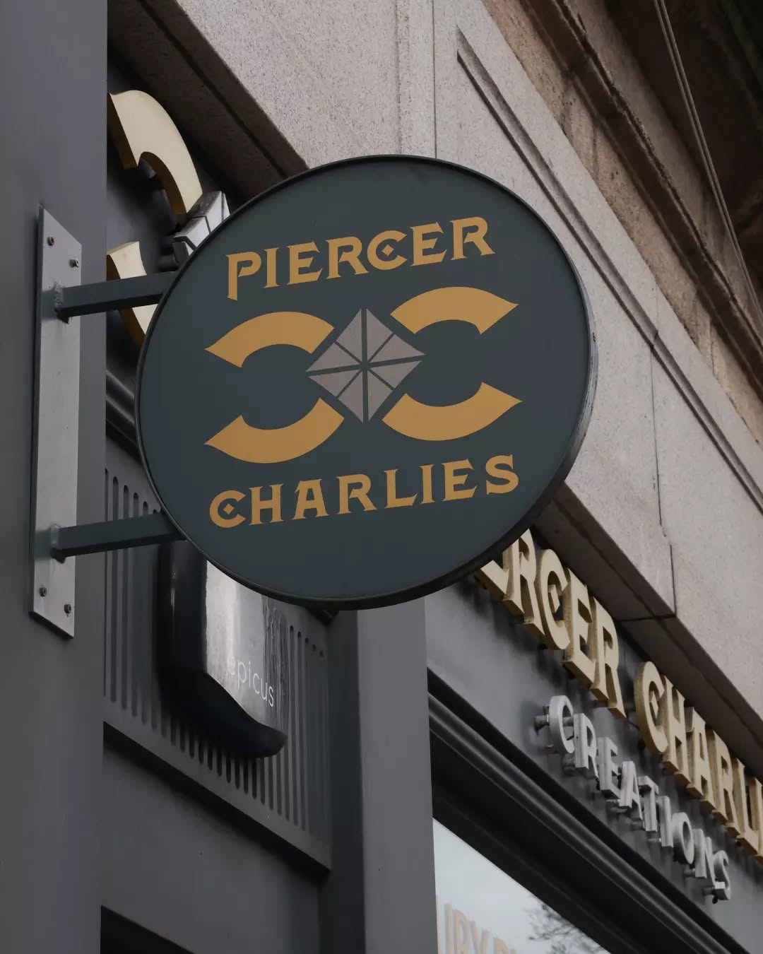 Welcome to Piercer Charlie’s Creations!
Based in the heart of Dublin, our piercing studio is dedicated to thoughtful design and expert techniques. We are your next stop for all your piercing needs. Whether you are looking for a complete ear makeover, a new piercing or beautiful quality jewellery, ou