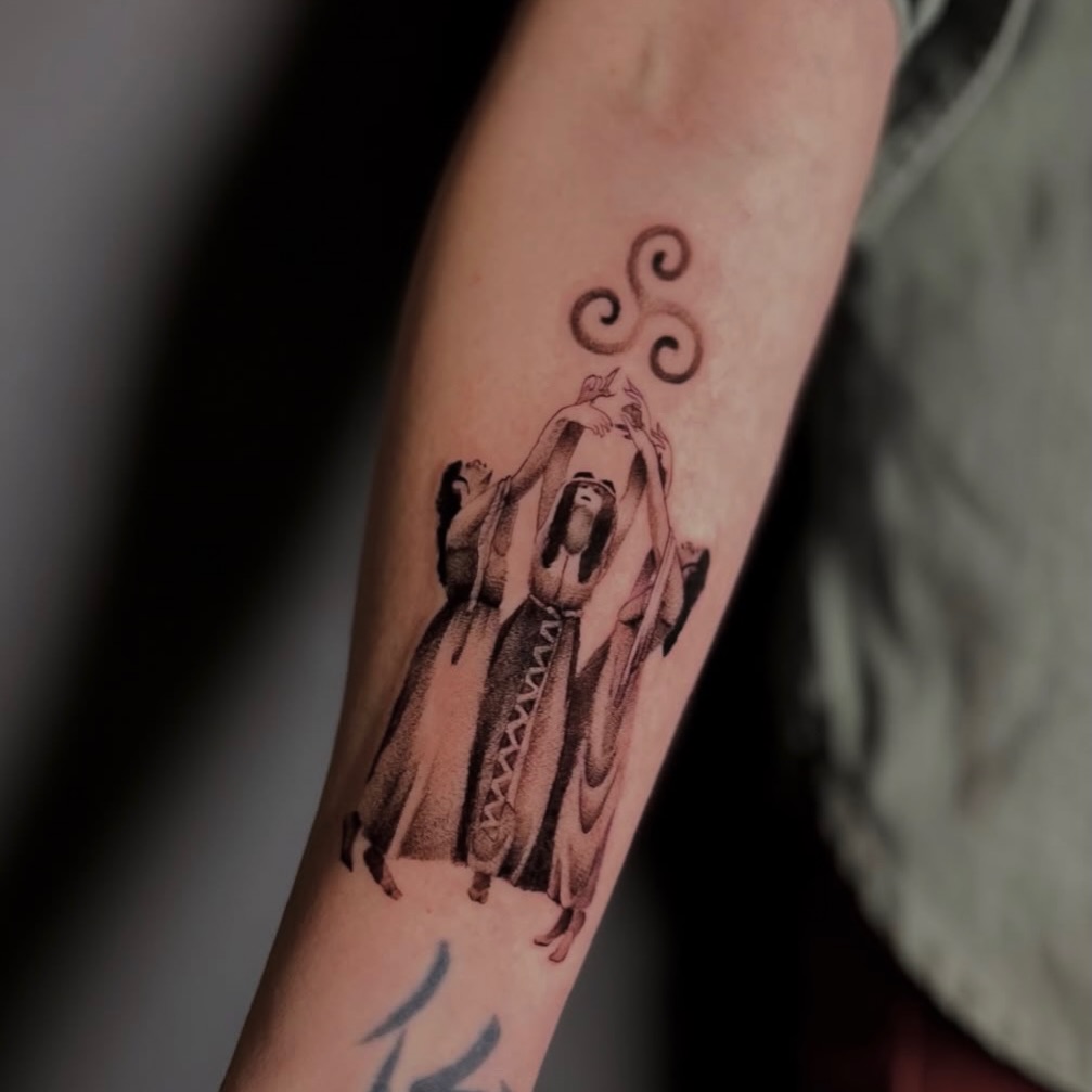 Na cailleacha - the witches 
@jazzyjeff_tattoo 
-
-
-
-
-
#triskele #witchtattoo #witchy #dublintattoo #irishtattoo