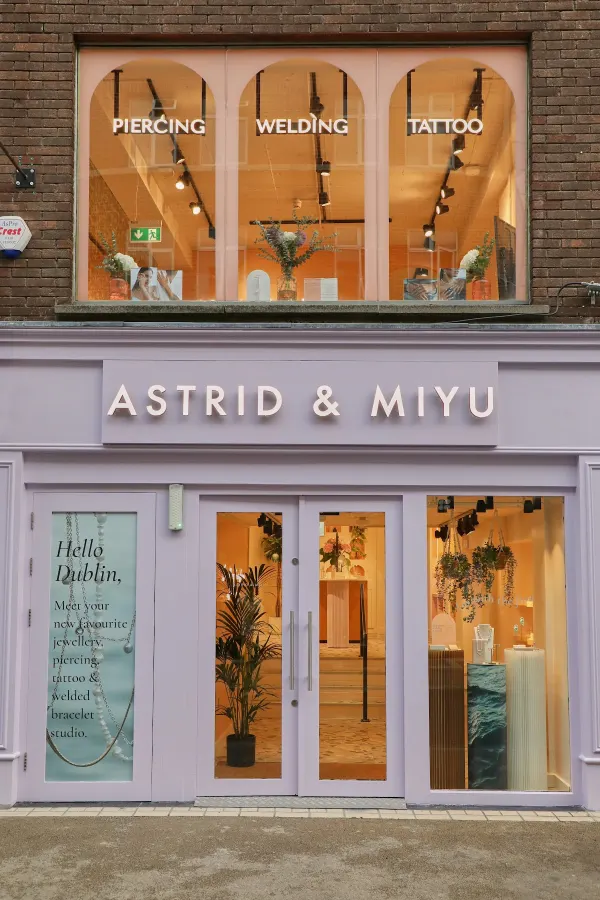 Astrid & Miyu | Dublin in Dublin